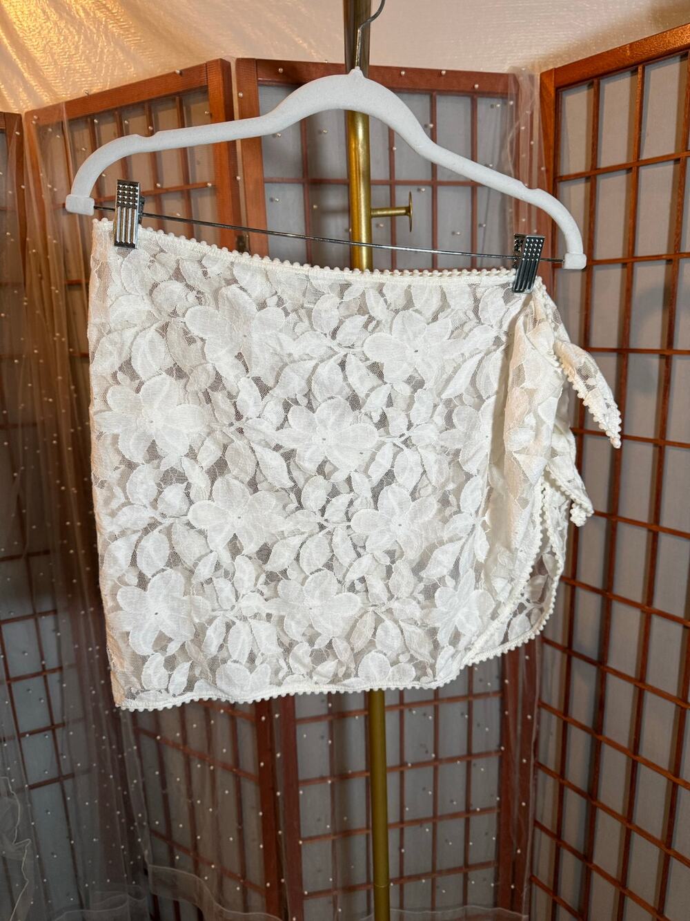 Robin Piccone Wrap Mini Skirt Women's One Size White Pom Pom Trim Beach Cover Up